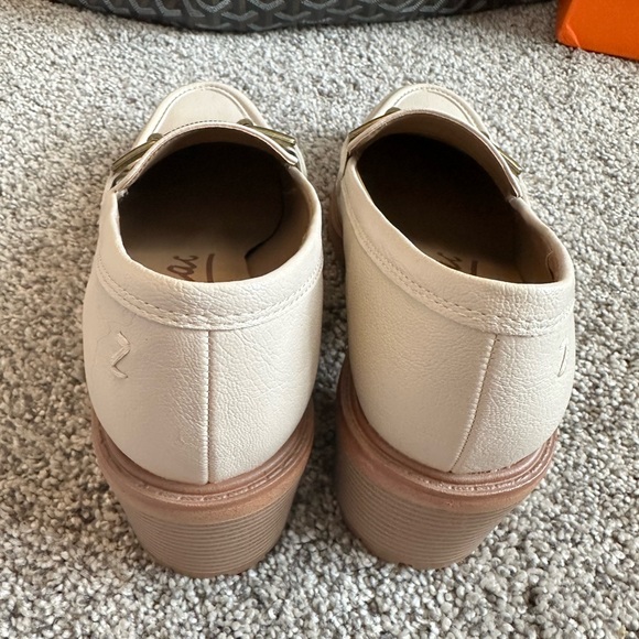 NWOT Zodiac Women's Cream Loafers with Brass Hardware - Picture 4 of 5